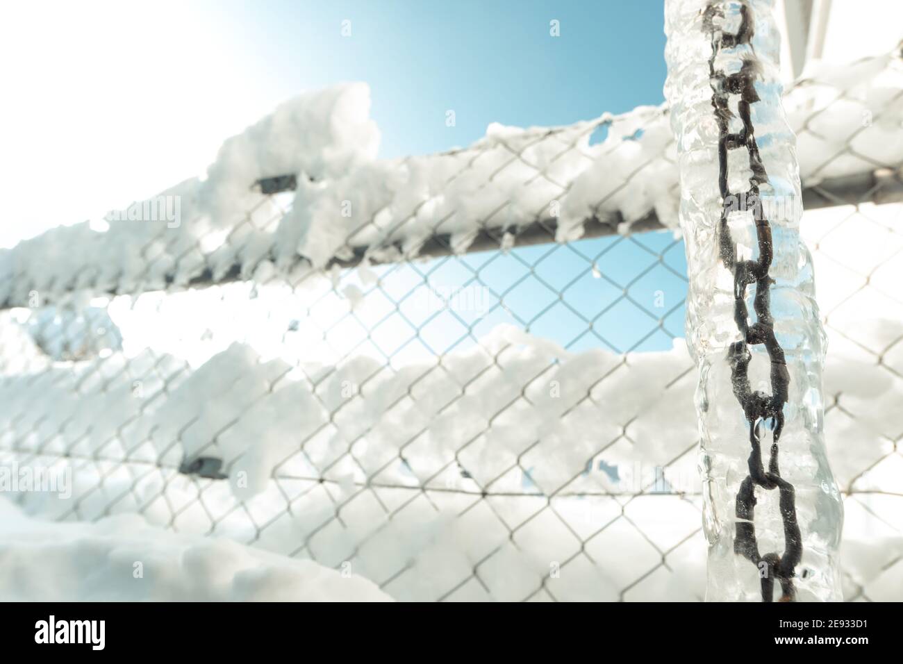 vue en grand angle de la chaîne surgelée et de la clôture recouverte de neige en hiver Banque D'Images