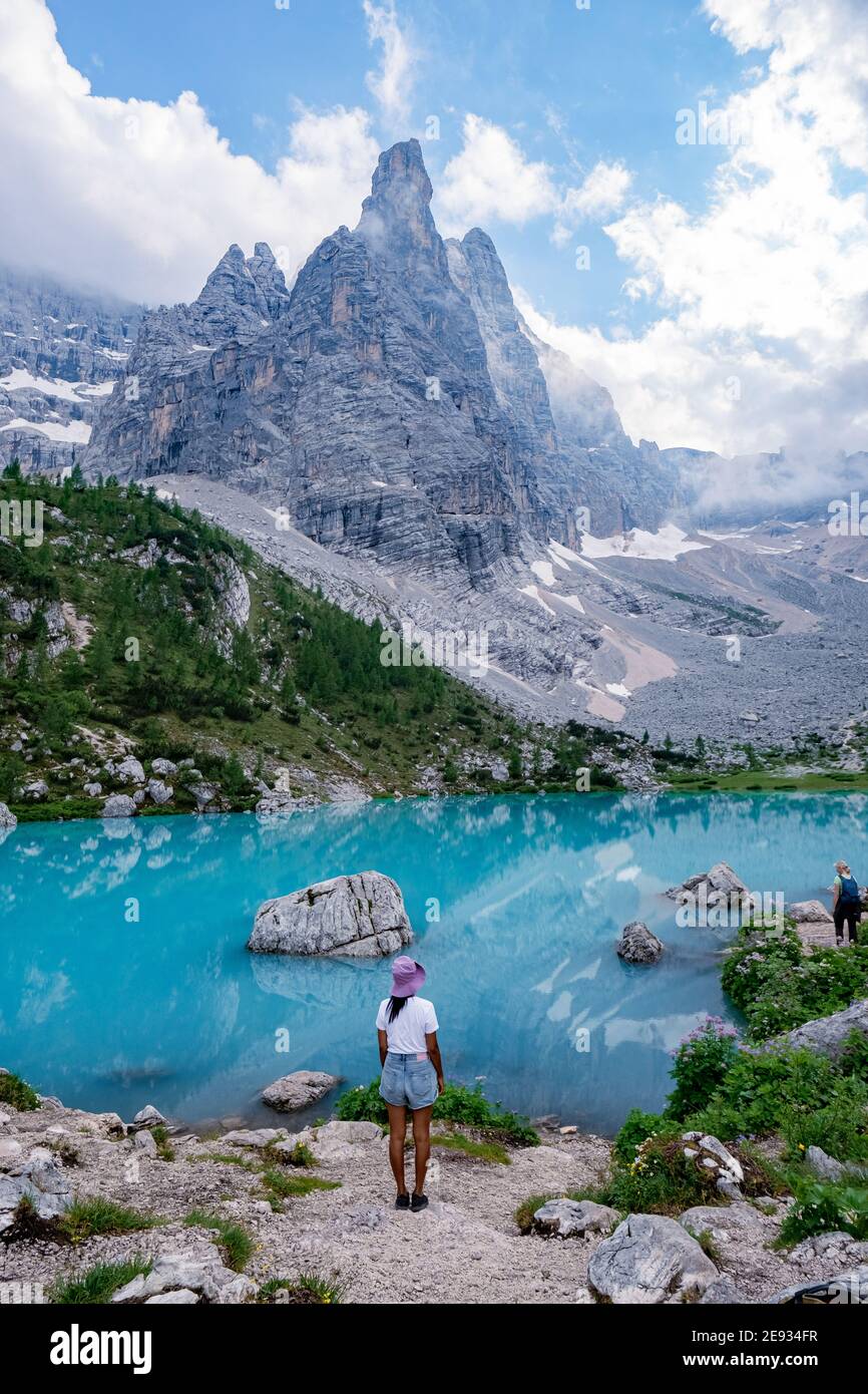 Magnifique lac Sorapis Lago di Sorapis dans les Dolomites, destination de voyage populaire en Italie. Lac bleu vert dans les Dolomites italiens Banque D'Images