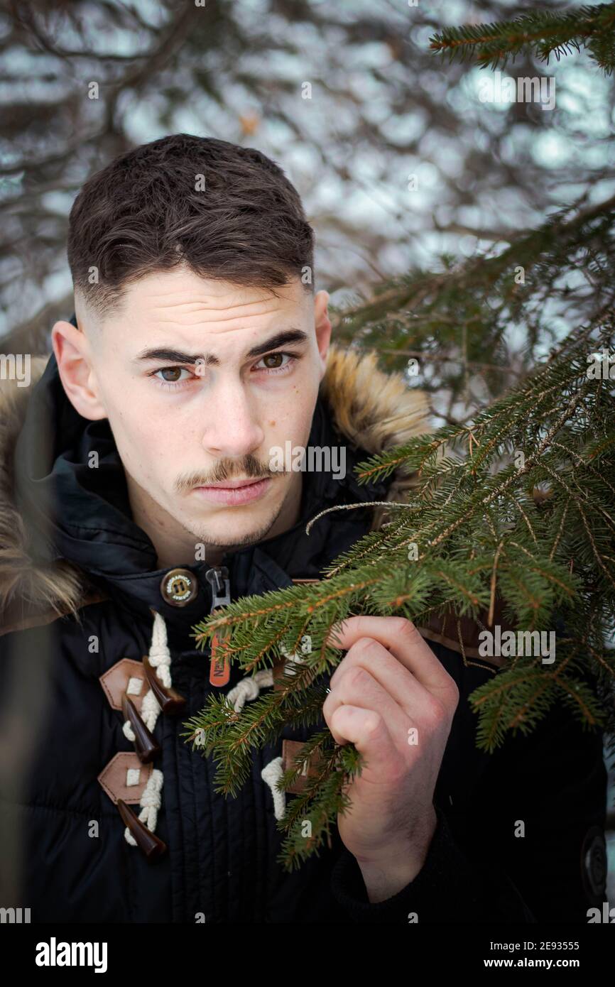 Portraits d'un homme dans la nature Banque D'Images