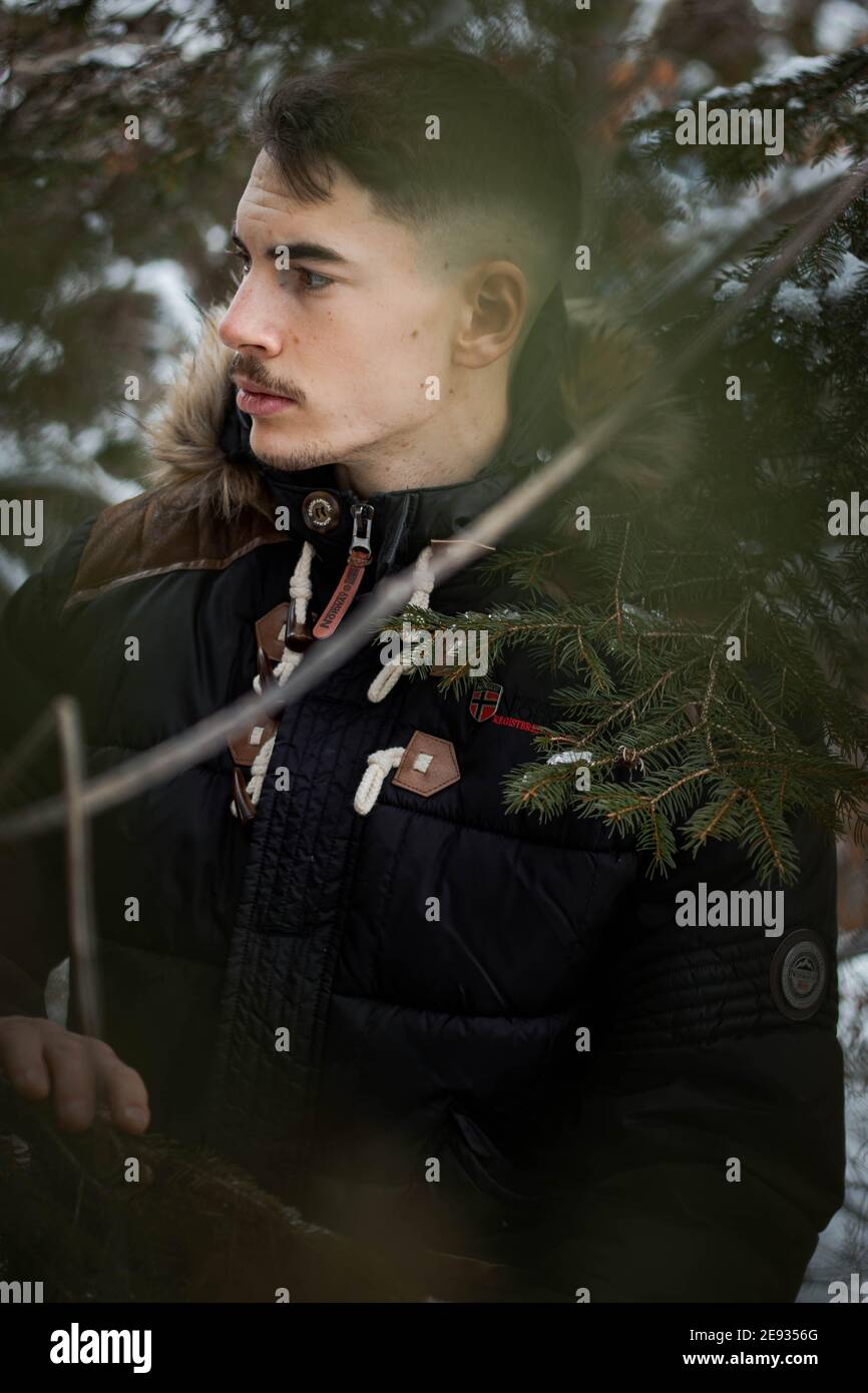 Portraits d'un homme dans la nature Banque D'Images