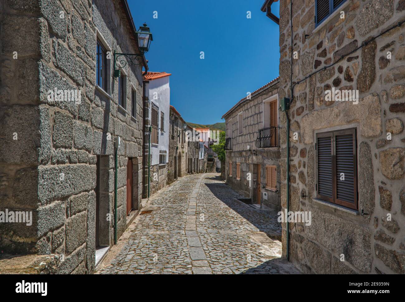 Rue médiévale dans le village de Linhares, Parc naturel de Serra da Estrela, région du Centro, Portugal Banque D'Images