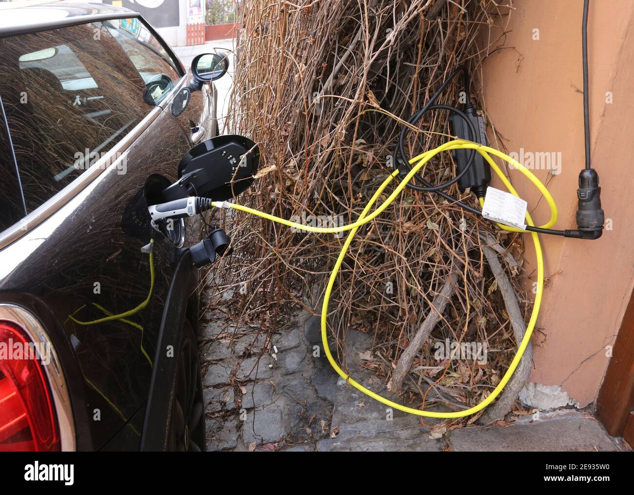 Cracovie. Cracovie. Pologne. Une station de recharge de voiture électrique à faire soi-même devant la maison. Banque D'Images