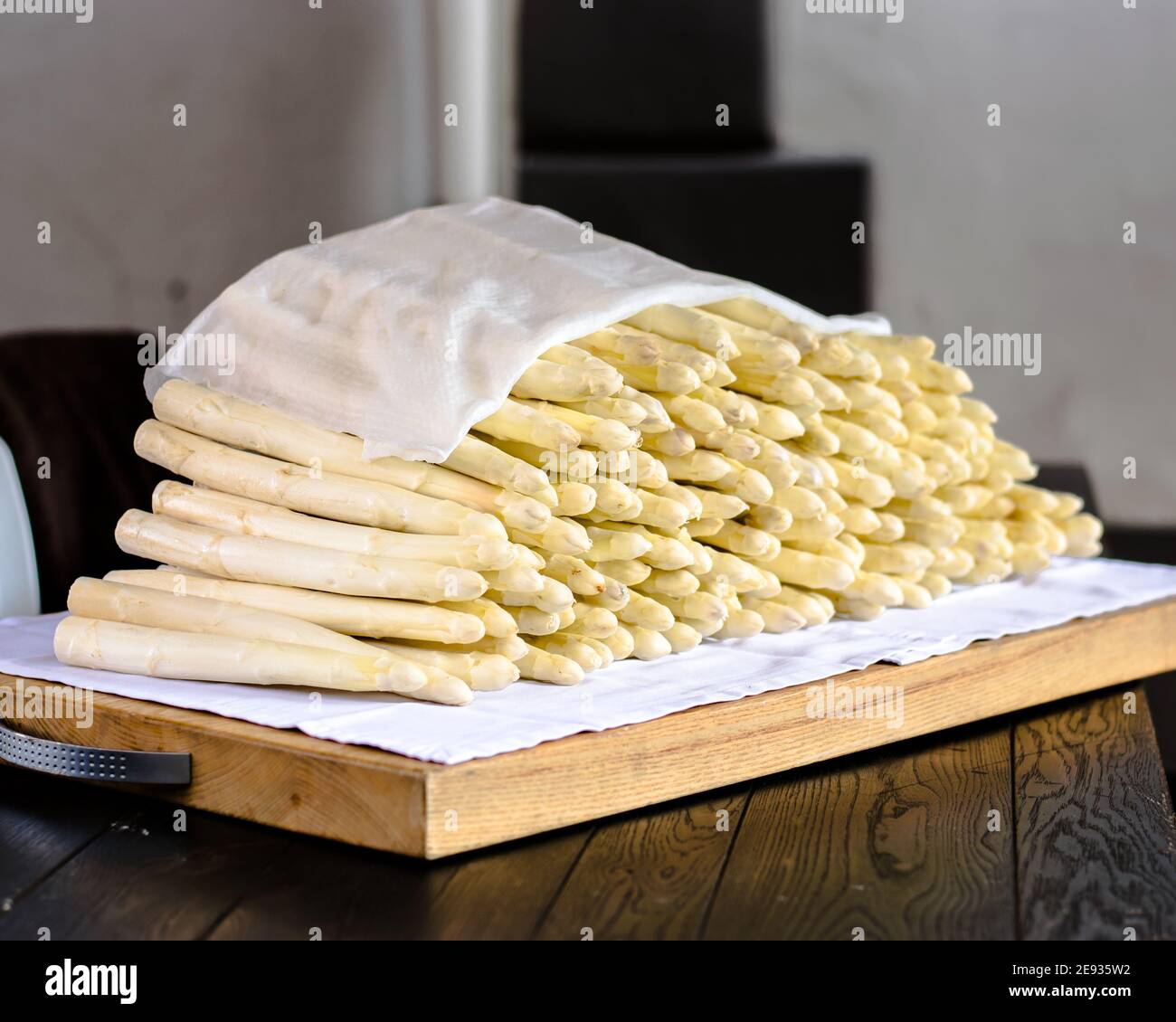 Asperges blanches dans un restaurant prêt à être préparé Banque D'Images