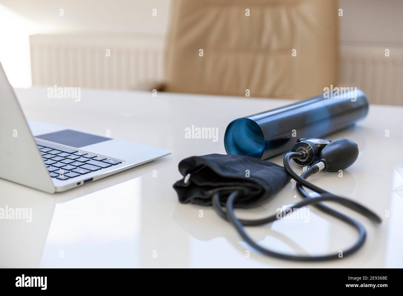 Moderne, moderne, simple cabinets de médecin.-UN ordinateur sur un bureau connecté à un réseau aide avec succès à détecter les symptômes de diverses maladies Banque D'Images
