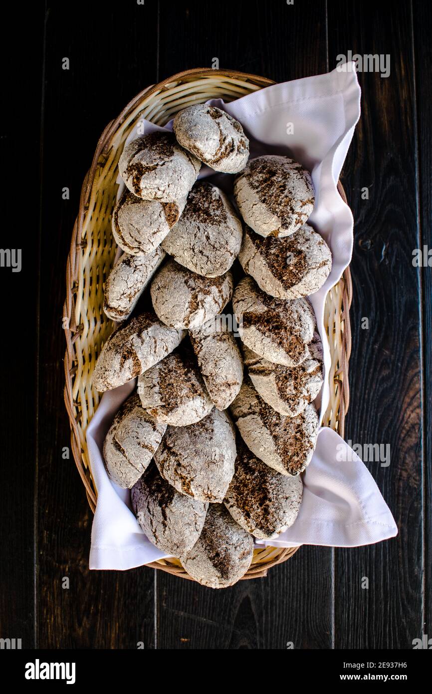 Petits pains de seigle dans un panier dans un restaurant Banque D'Images