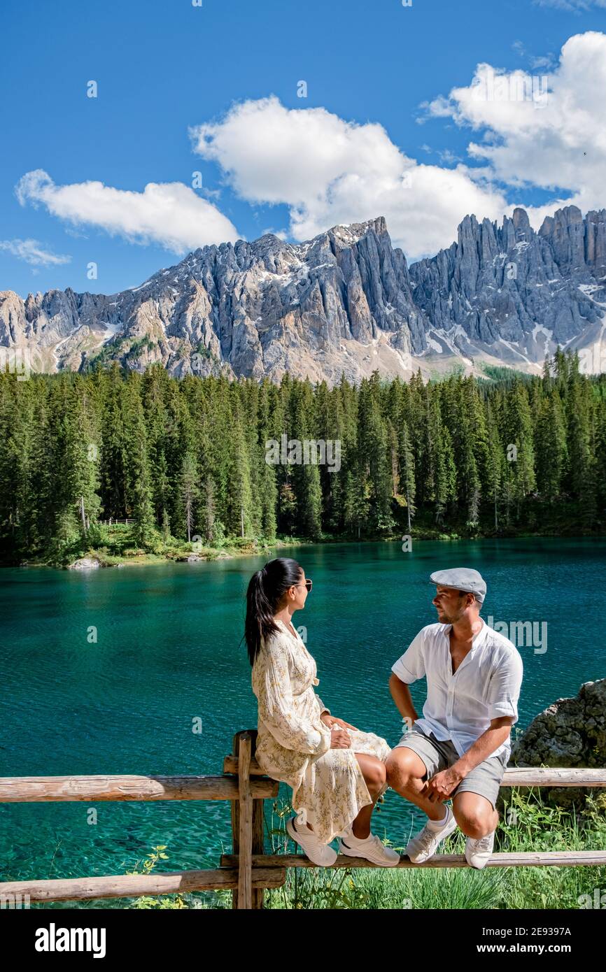 Le majestueux Lac de Lago di Carezza, de belles couleurs vertes et  turquoise dans les montagnes des Dolomites Italie, tyrol du Sud, Italie.  Paysage du lac Carezza ou Karersee couple hommes femme