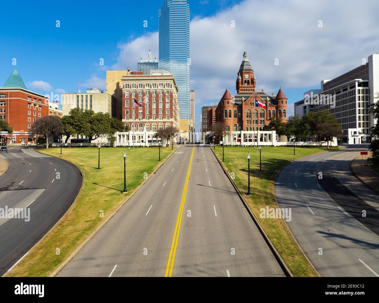 Dealey Plaza, parc municipal et site historique national dans le centre-ville de Dallas, Texas. Lieu de l'assassinat du Président Kennedy sur Elm Street à gauche. Banque D'Images