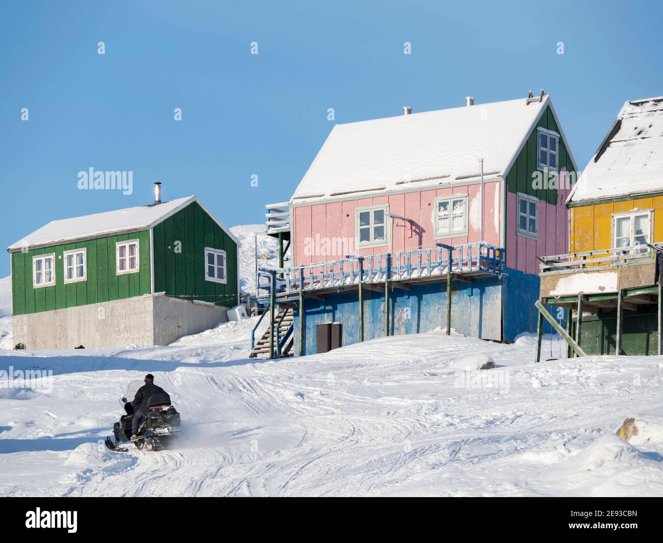 Village traditionnel et éloigné des inuits groenlandais Kullorsuaq situé dans la baie Melville, dans la baie de Baffin, à l'extrême nord de West Greenla Banque D'Images