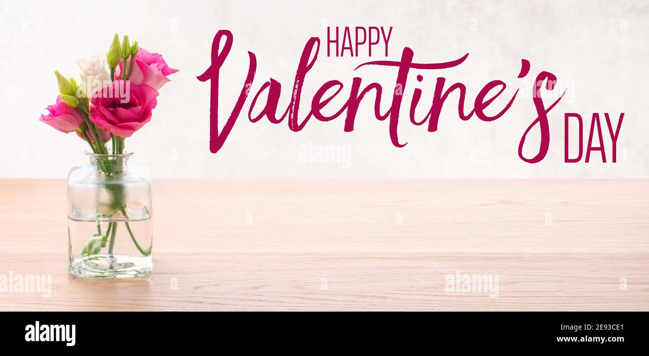 Fleurs dans un vase en verre - bonne Saint Valentin Banque D'Images