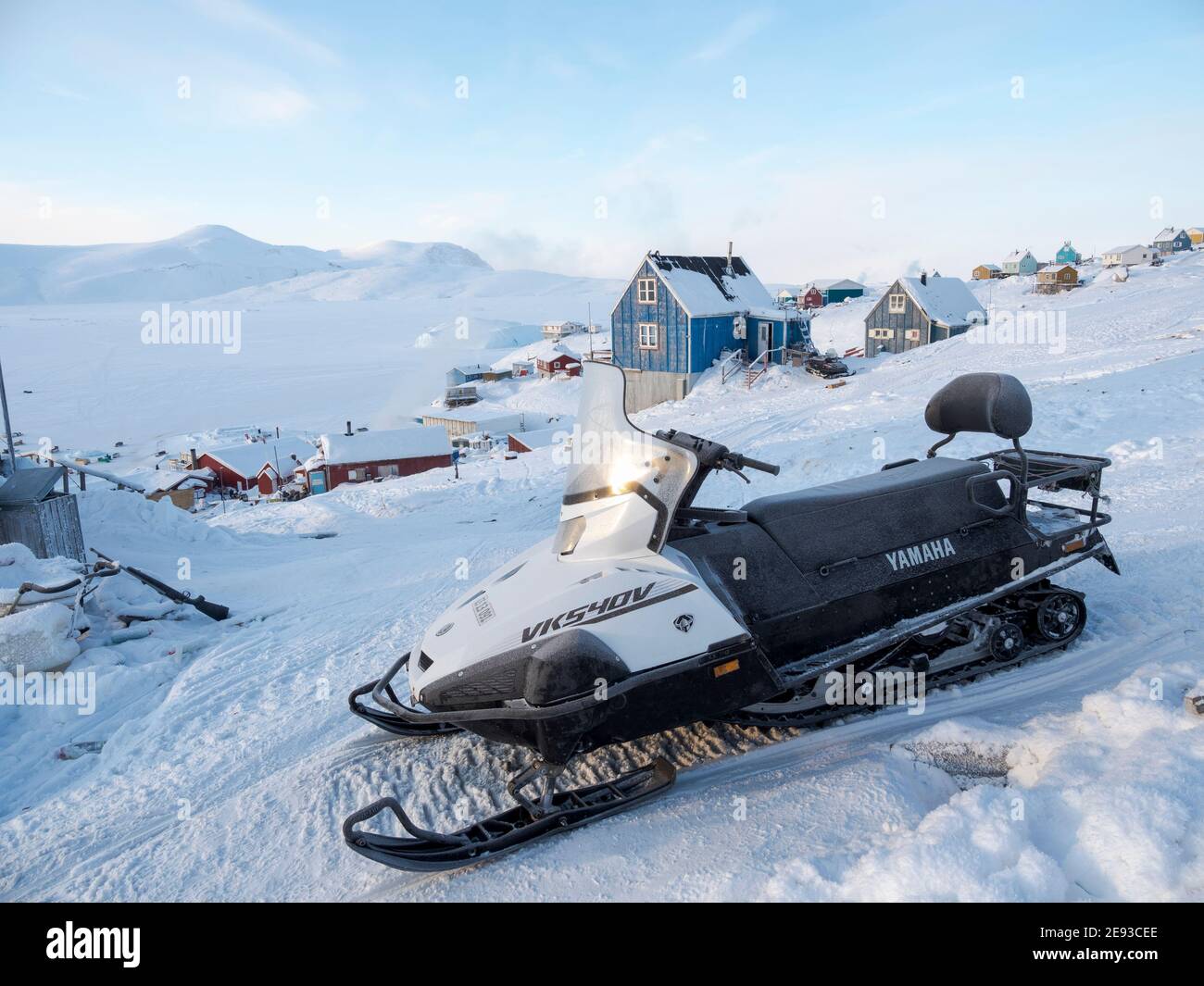 Village traditionnel et éloigné des inuits groenlandais Kullorsuaq situé dans la baie Melville, dans la baie de Baffin, à l'extrême nord de West Greenla Banque D'Images
