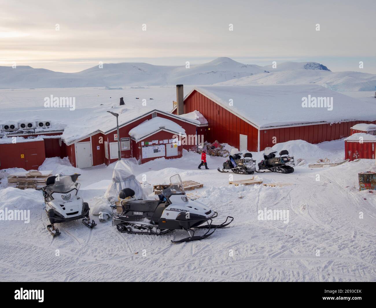 Motoneiges devant le seul magasin. Le village traditionnel et éloigné des inuits groenlandais Kullorsuaq, situé dans la baie Melville, qui fait partie du Baff Banque D'Images