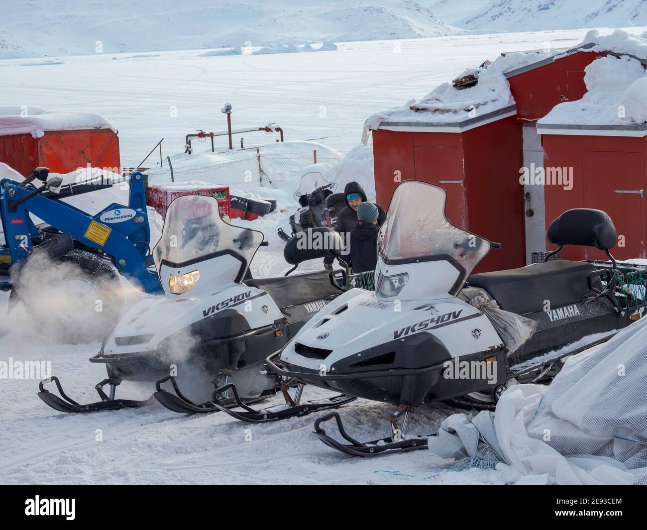 Motoneiges devant le seul magasin. Le village traditionnel et éloigné des inuits groenlandais Kullorsuaq, situé dans la baie Melville, qui fait partie du Baff Banque D'Images