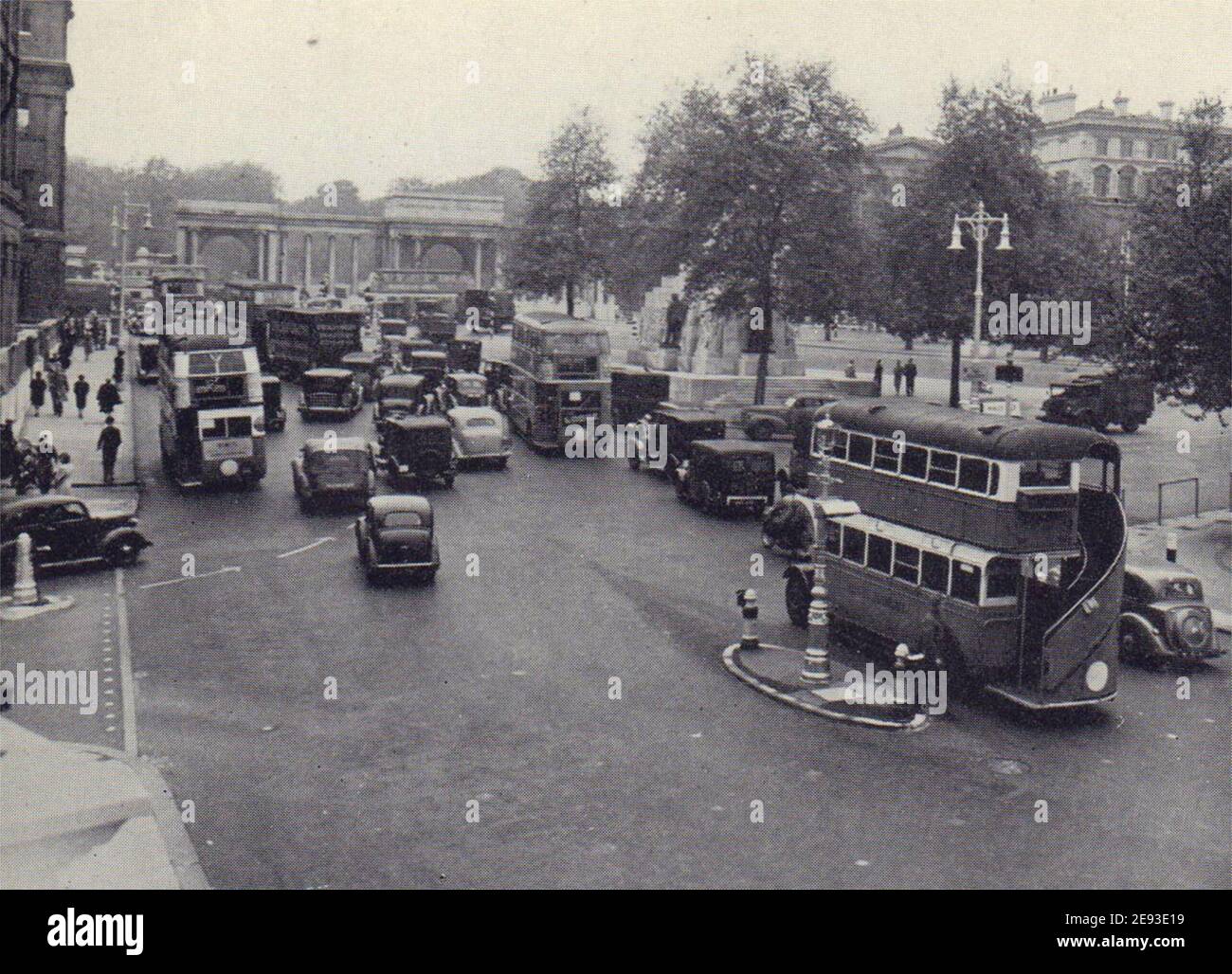 Circulation à Hyde Park Corner. Grosvenor place. PETIT imprimé vintage datant de 1946 ans Banque D'Images