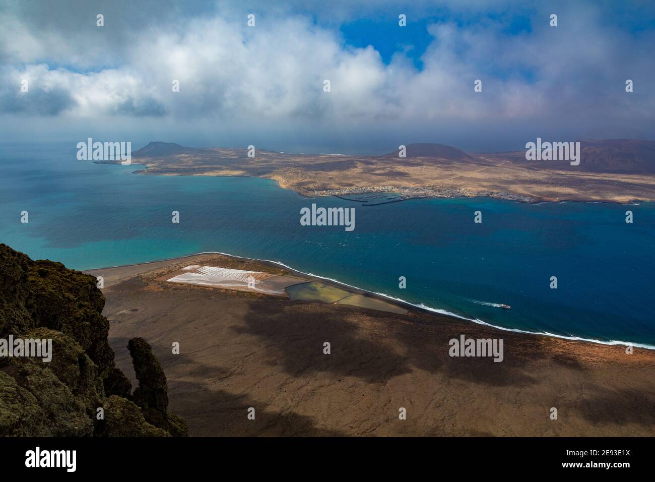 L'île de Graciosa et le canal d'El Rio depuis le belvédère d'El Rio à Lanzarote, îles Canaries, Espagne Banque D'Images