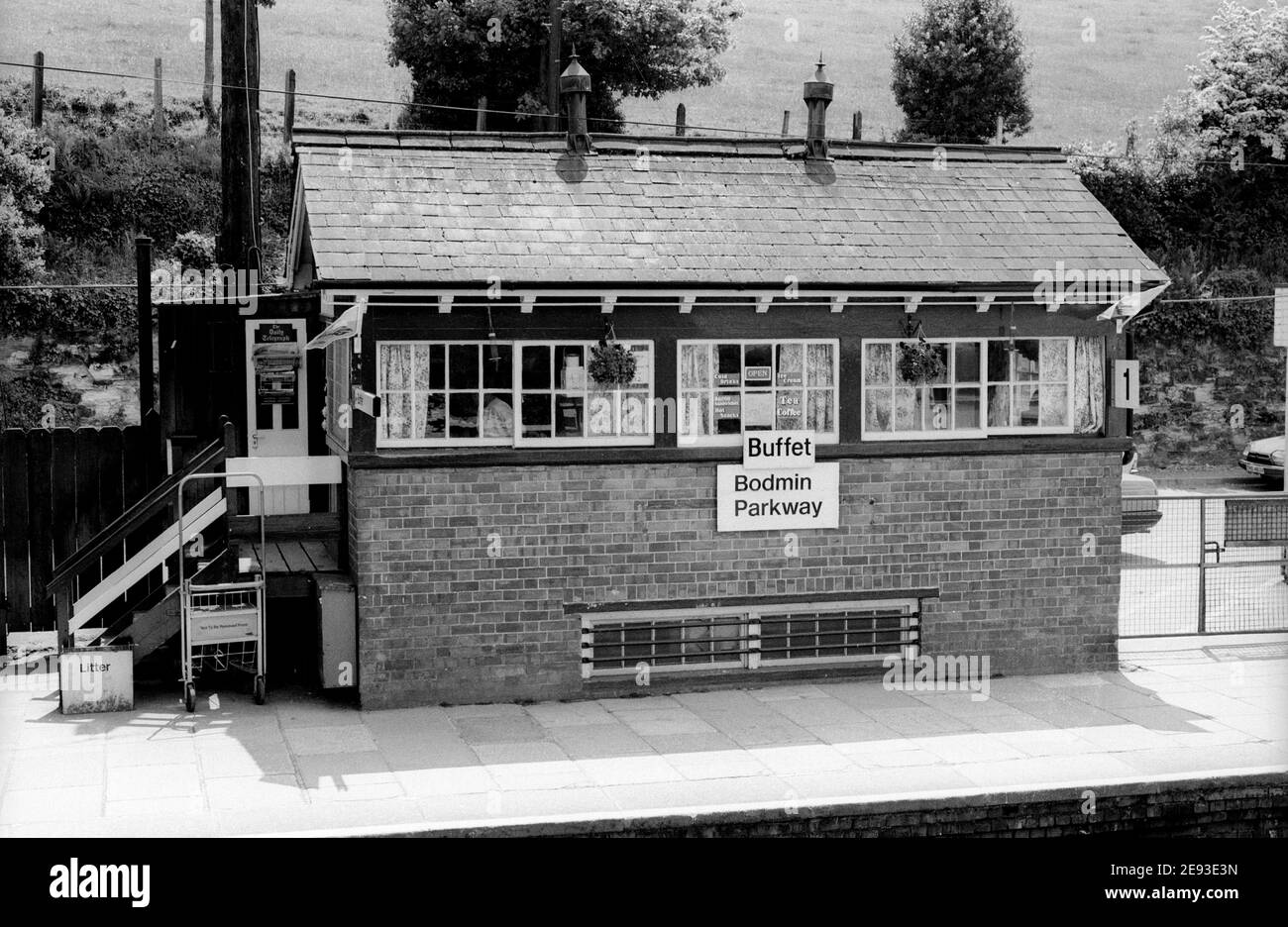 Ancienne boîte de signalisation Bodmin Parkway utilisée comme café, Cornwall, Angleterre, Royaume-Uni. 1986. Banque D'Images