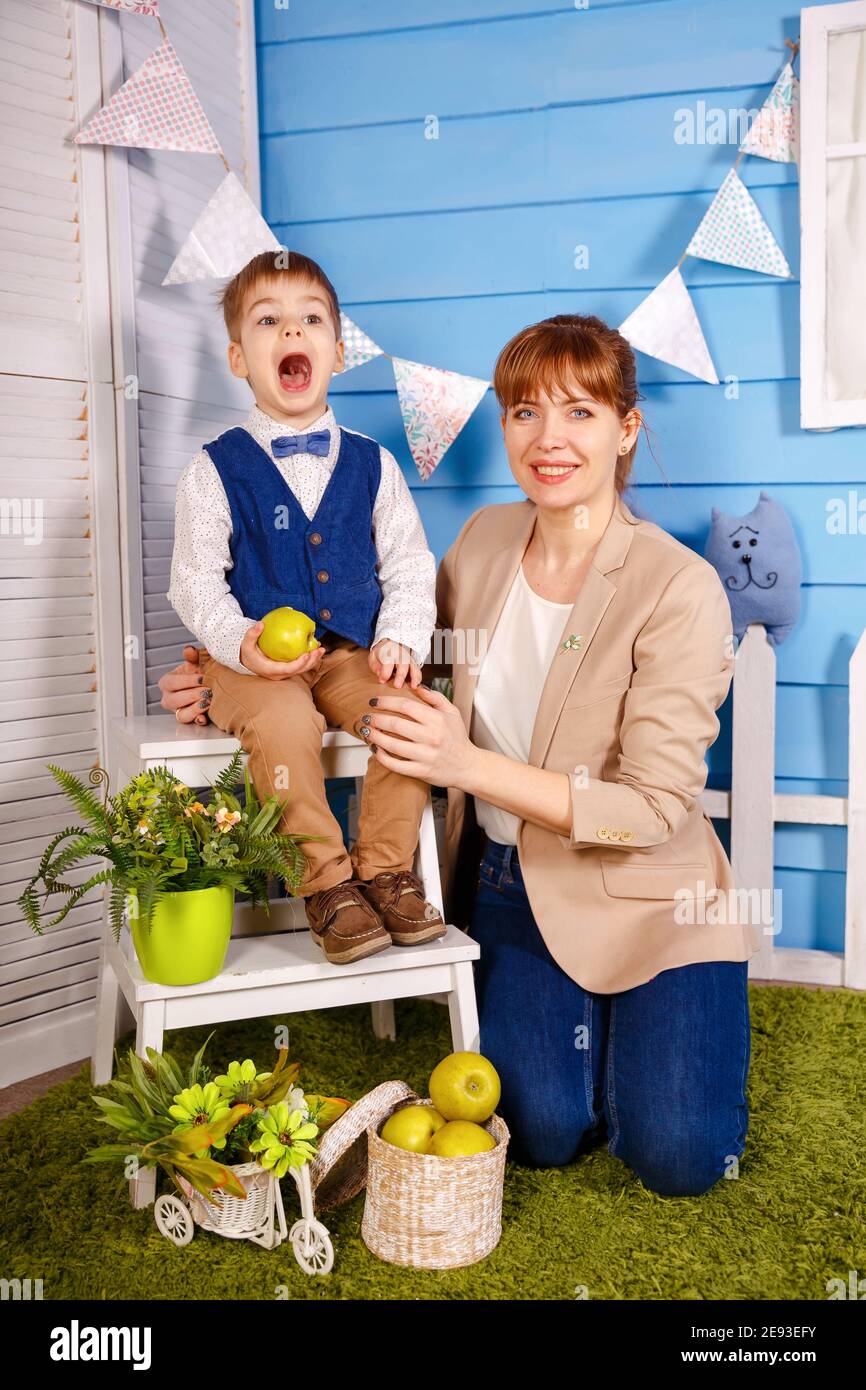 Maman Enseigner A Bebe A Chanter L Enfant Possede Certaines Connaissances Photo Stock Alamy