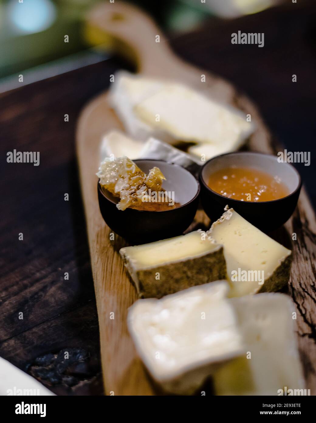 Plateau de fromages avec miel dans un restaurant Banque D'Images
