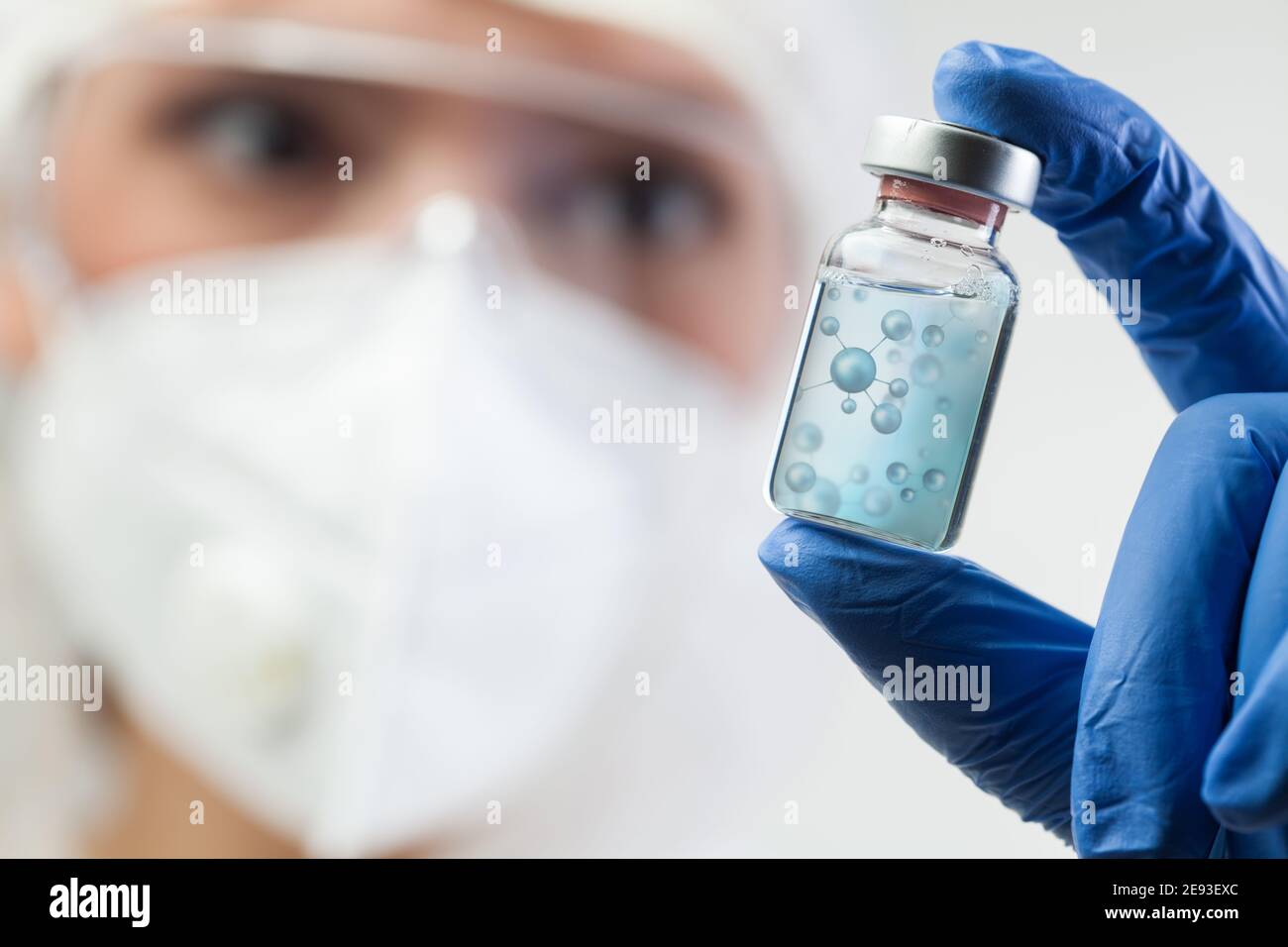 Femme scientifique de laboratoire, microbiologiste ou biochimiste femme, tenant flacon en ampoule de verre, Atom molécules flottant dans liquide, recherche scientifique visua Banque D'Images