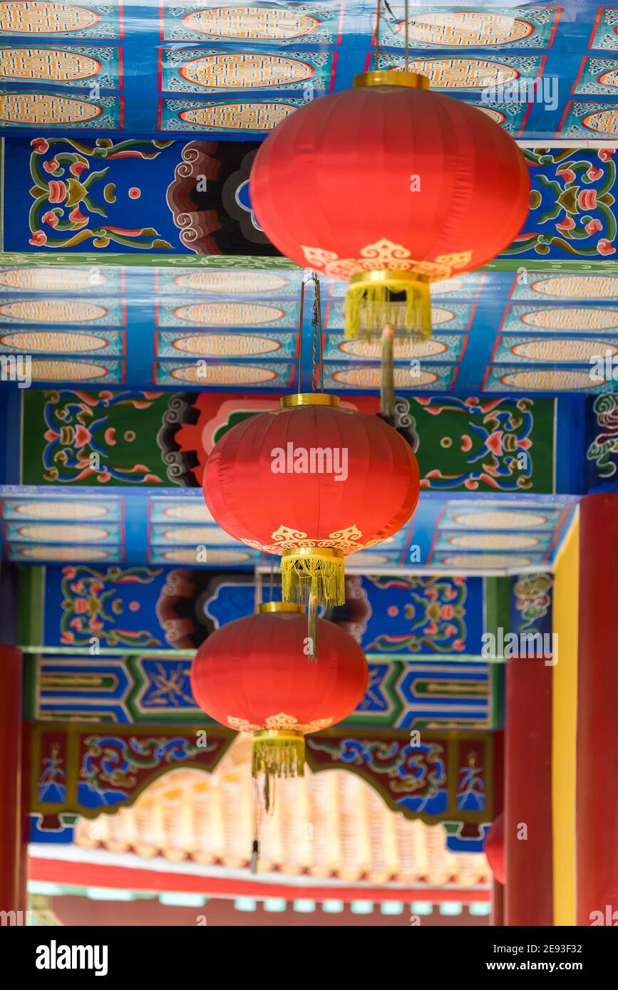lanternes rouges imprimées en chinois. Il apporte la chance et la paix à la prière. C'était la nuit dans un temple chinois pendant le nouvel an chinois. Banque D'Images