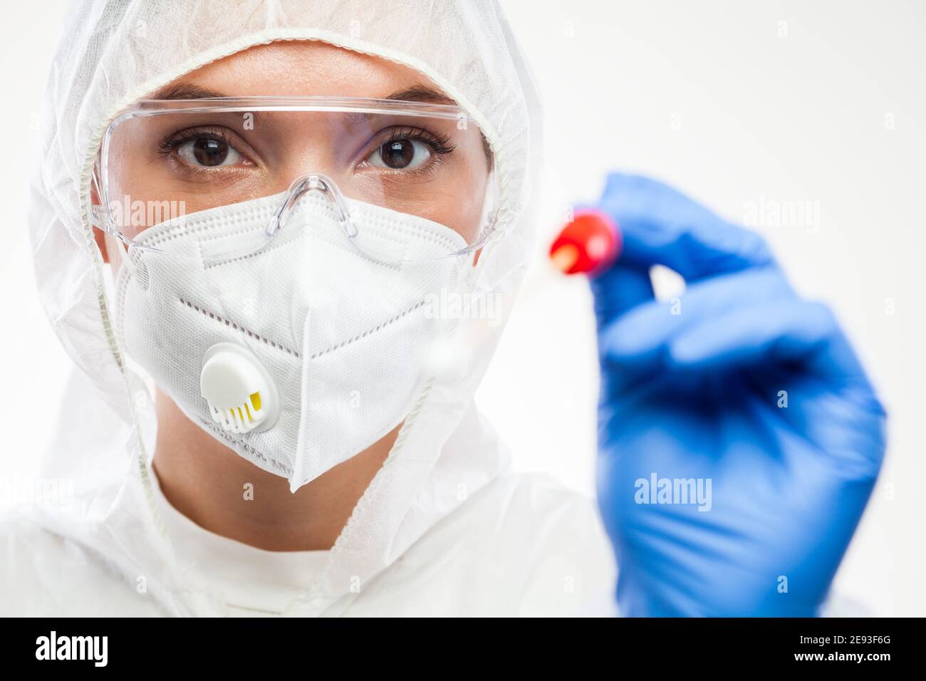 Tige de prélèvement d'écouvillon de maintien médic de ligne avant NHS de race blanche, écouvillonnage nasal d'échantillon oral, rendez-vous pour la procédure de test rt-PCR du patient, nouveau Cor Banque D'Images