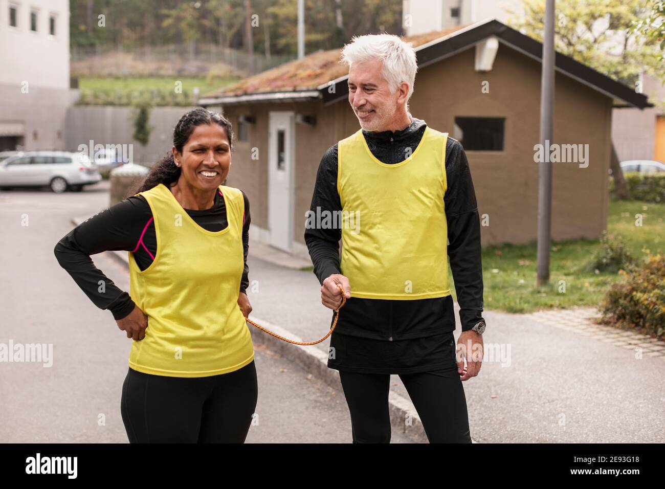 Femme malvoyante se préparant au jogging avec guide Banque D'Images