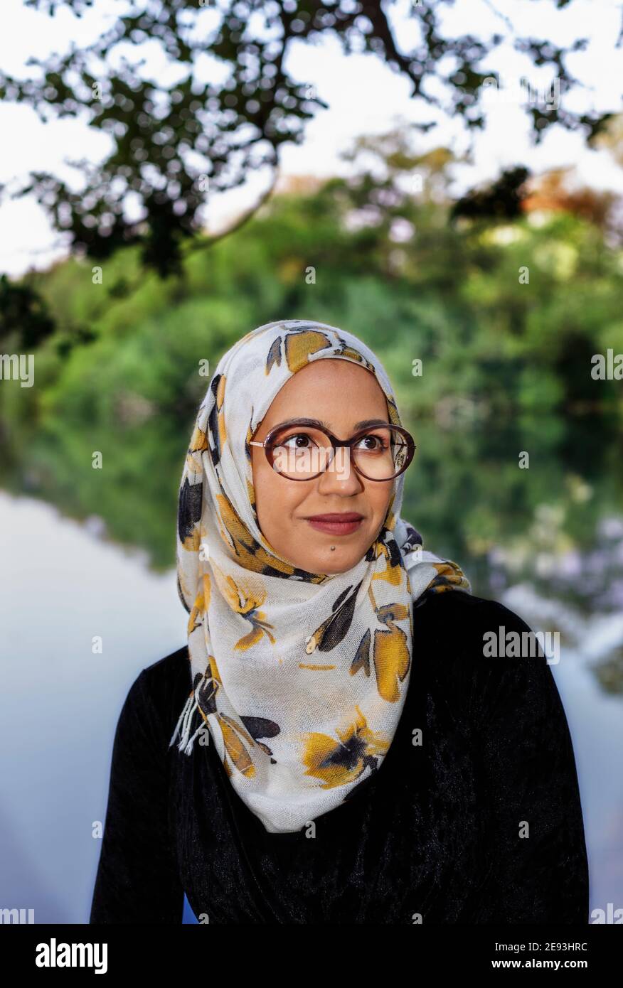 Portrait d'une femme souriante portant le hijab Banque D'Images