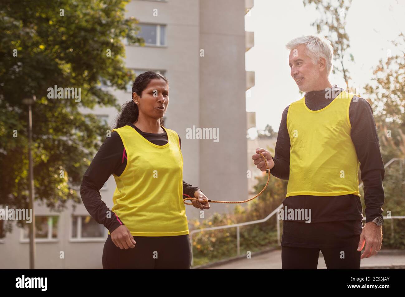 Femme malvoyante se préparant au jogging avec guide Banque D'Images