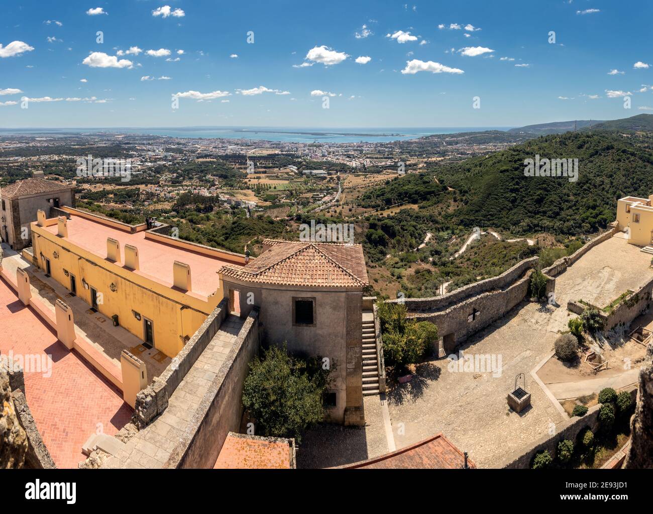 Vue panoramique sur le château de Palmela, au Portugal, avec la ville de Setúbal, le fleuve Sado, et la péninsule de Toria en arrière-plan. Banque D'Images