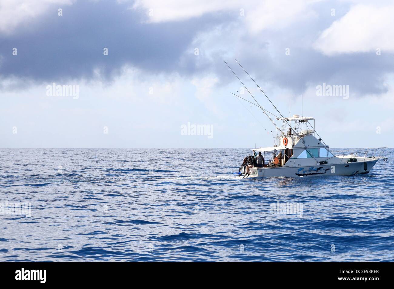 Les plongeurs se préparent à faire de la plongée sous-marine avec les baleines dans la mer des Caraïbes Banque D'Images