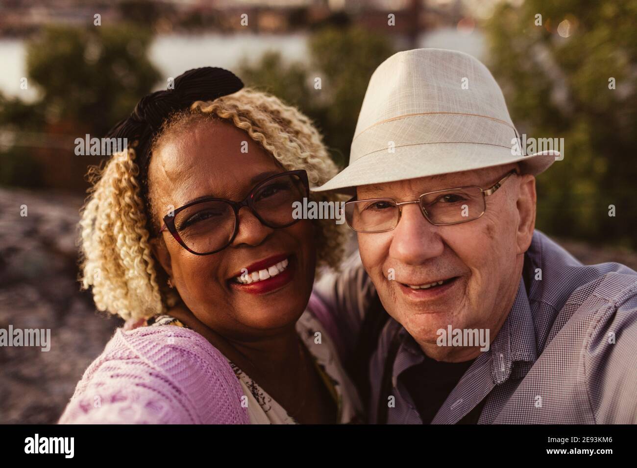 Portrait of smiling senior couple outdoors Banque D'Images