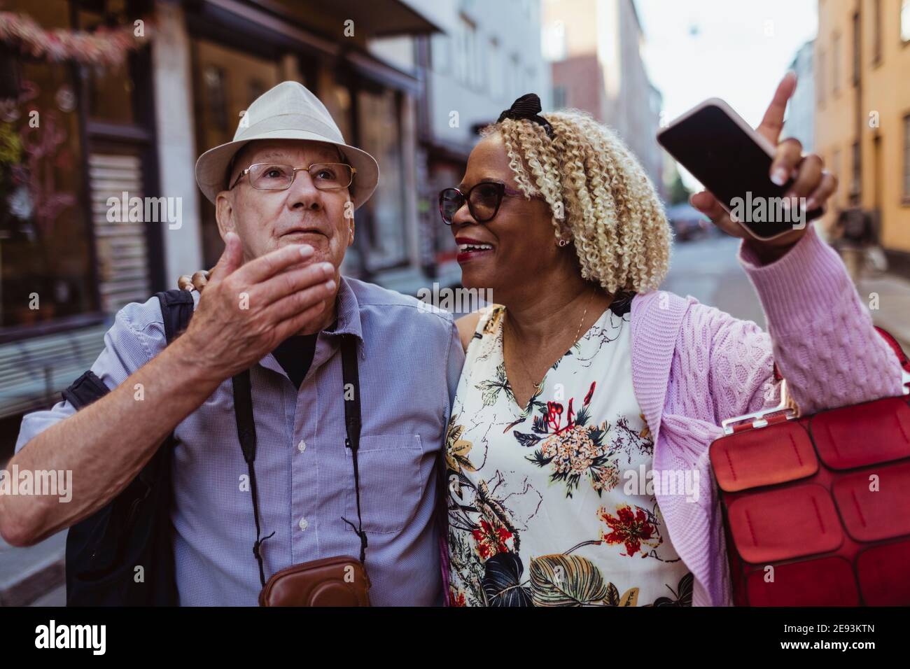 Couple hétérosexuel faisant des gestes tout en explorant la ville Banque D'Images
