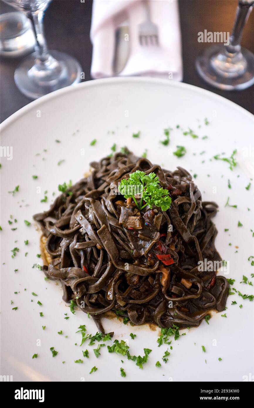 Pâtes maison, Tagliatelle al Nero di Seppia) Banque D'Images