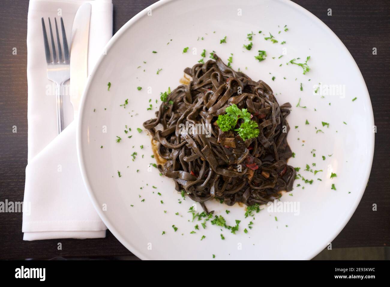 Pâtes maison, Tagliatelle al Nero di Seppia) Banque D'Images