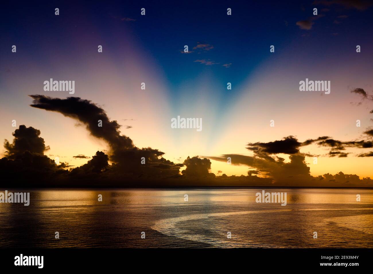 Coucher de soleil spectaculaire sur la mer des Caraïbes Barbade Antilles Banque D'Images
