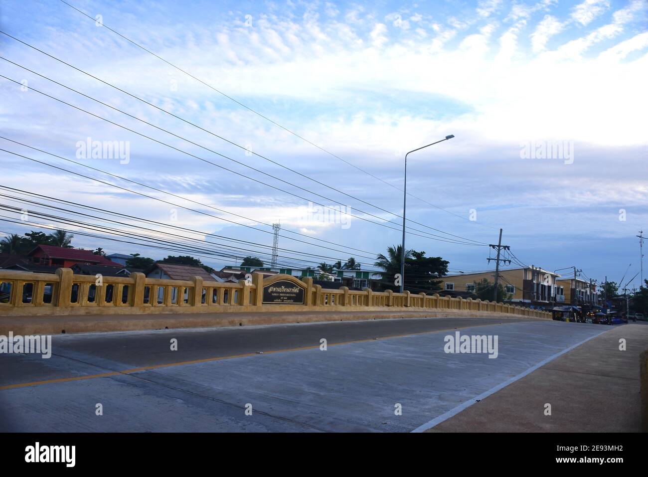 NARATHIWAT, THAÏLANDE – 1er JANVIER 2021 : pont preedanarat ou Saphan Predanaratasana, c'est un pont au-dessus de la rivière Bang Nara. Banque D'Images