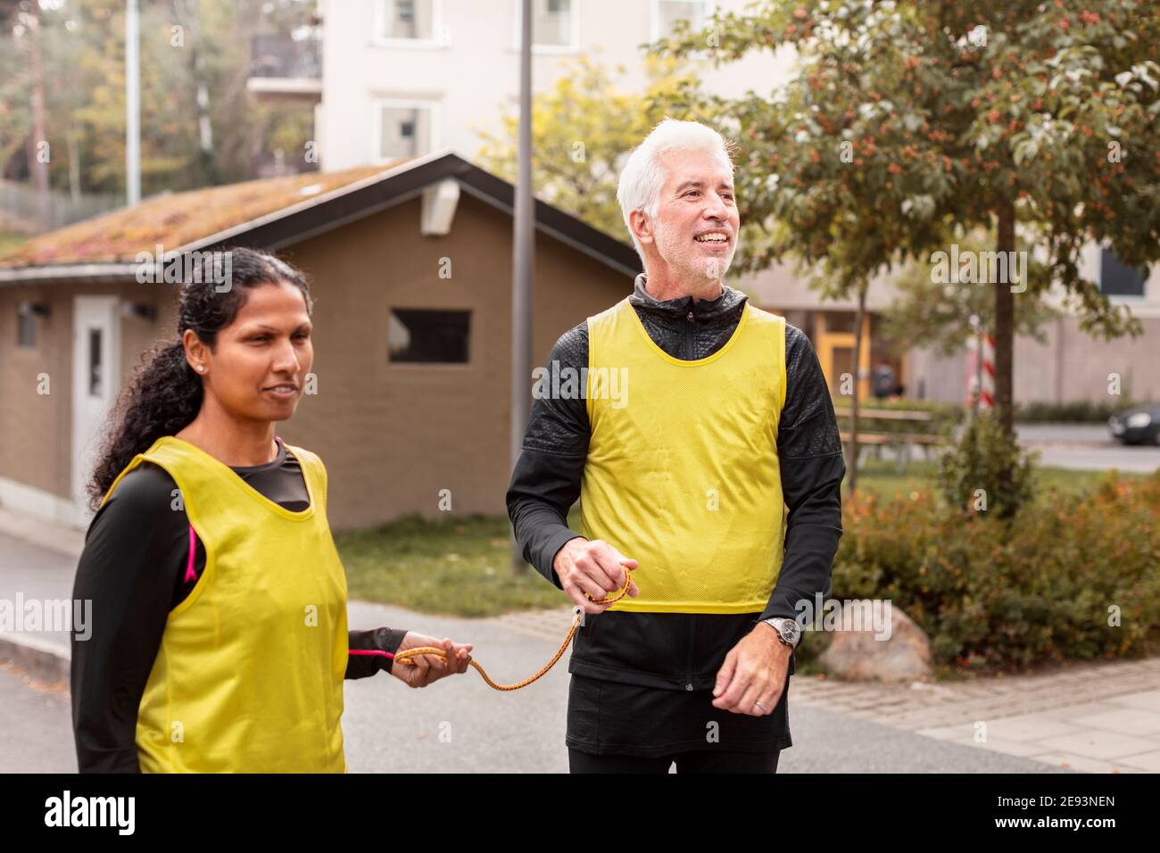 Femme malvoyante se préparant au jogging avec guide Banque D'Images