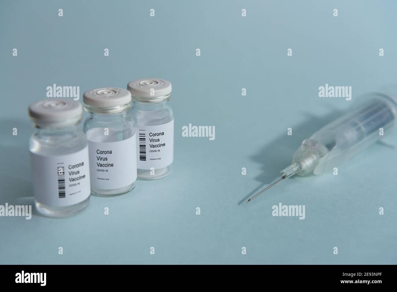 Seringue et flacons avec le vaccin Covid-19 du coronavirus Banque D'Images