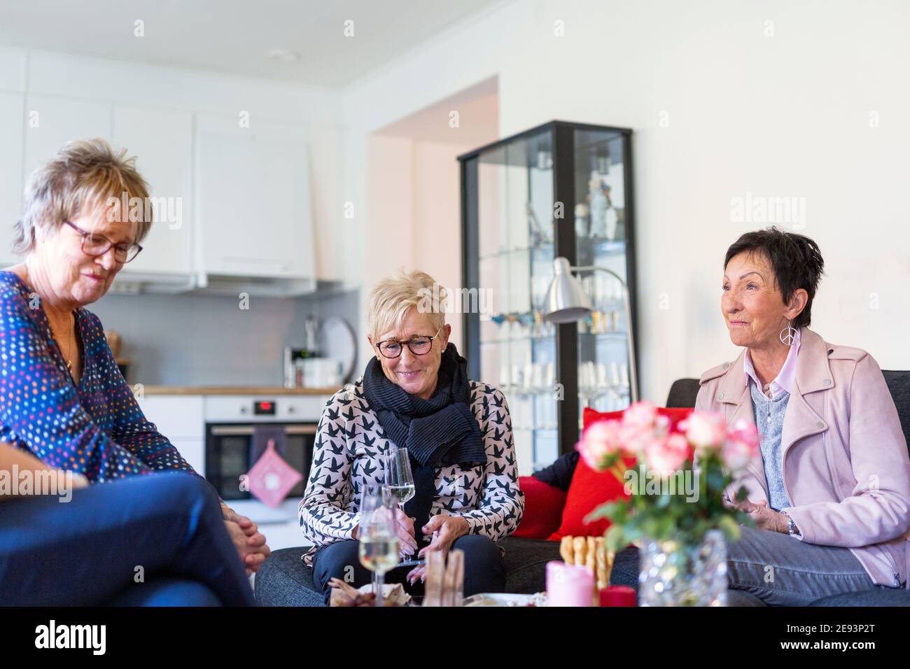 Groupe de femmes âgées qui boivent du champagne à la maison Banque D'Images