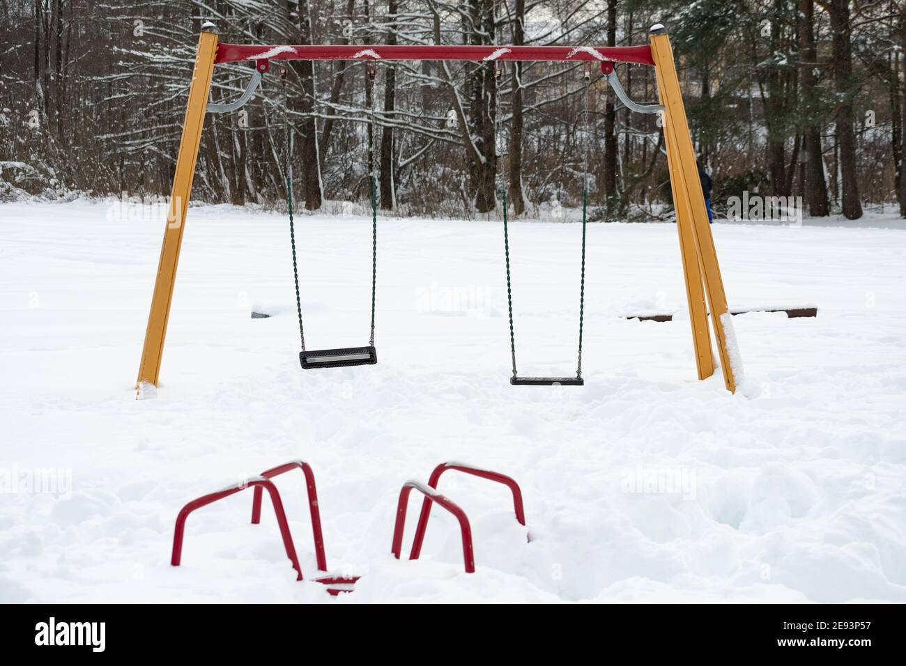 Parc pour enfants et aire de jeux pour les enfants et les activités vides et couvert par la neige en hiver lors de la chute de neige Banque D'Images