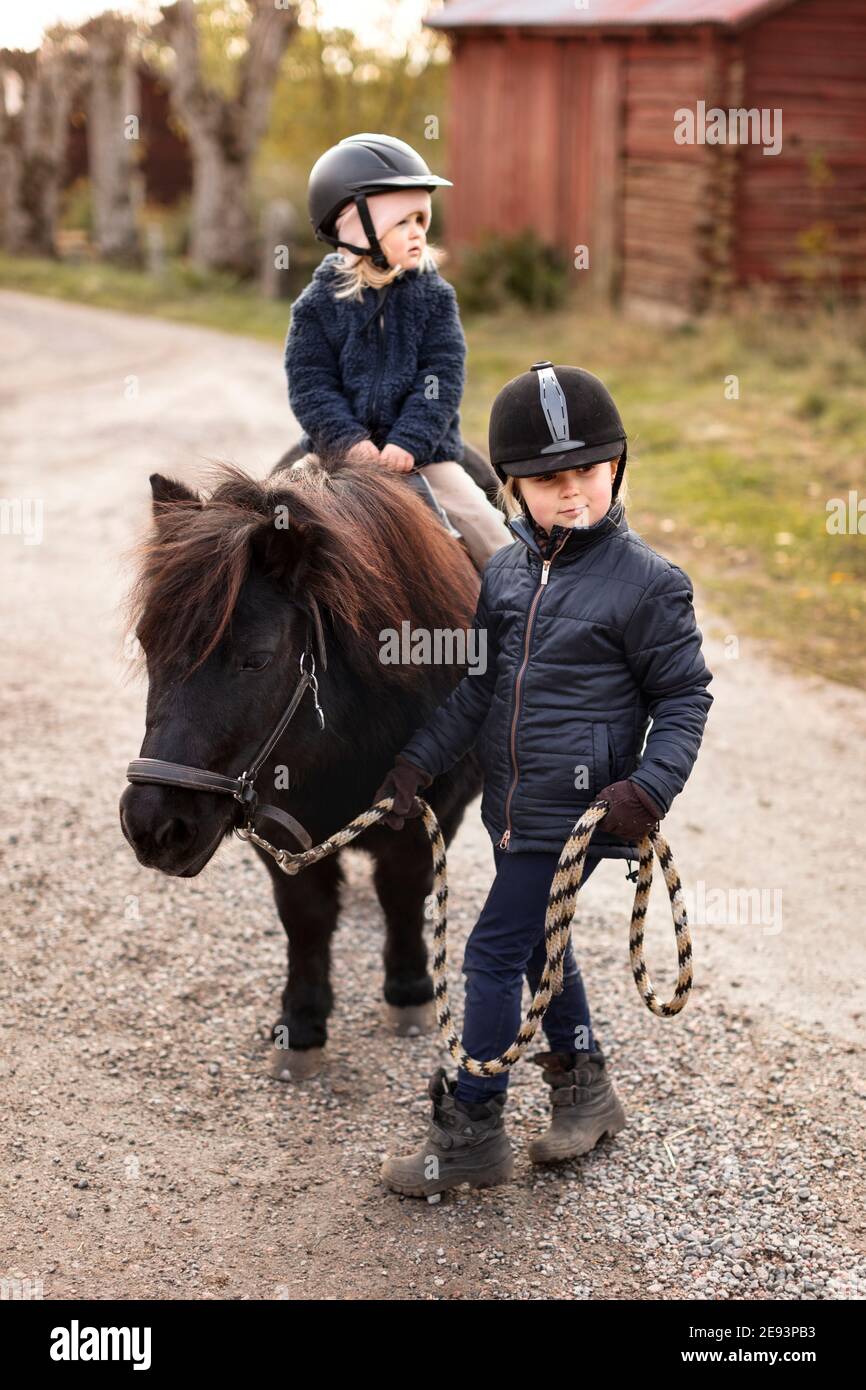 Deux filles à cheval Banque D'Images