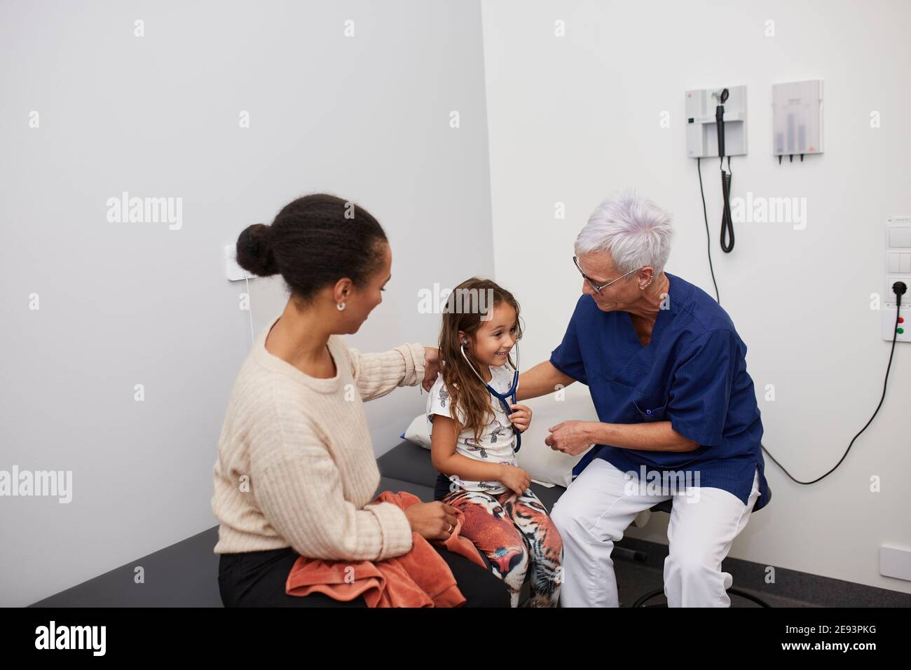 Médecin examinant la fille dans le centre de santé Banque D'Images