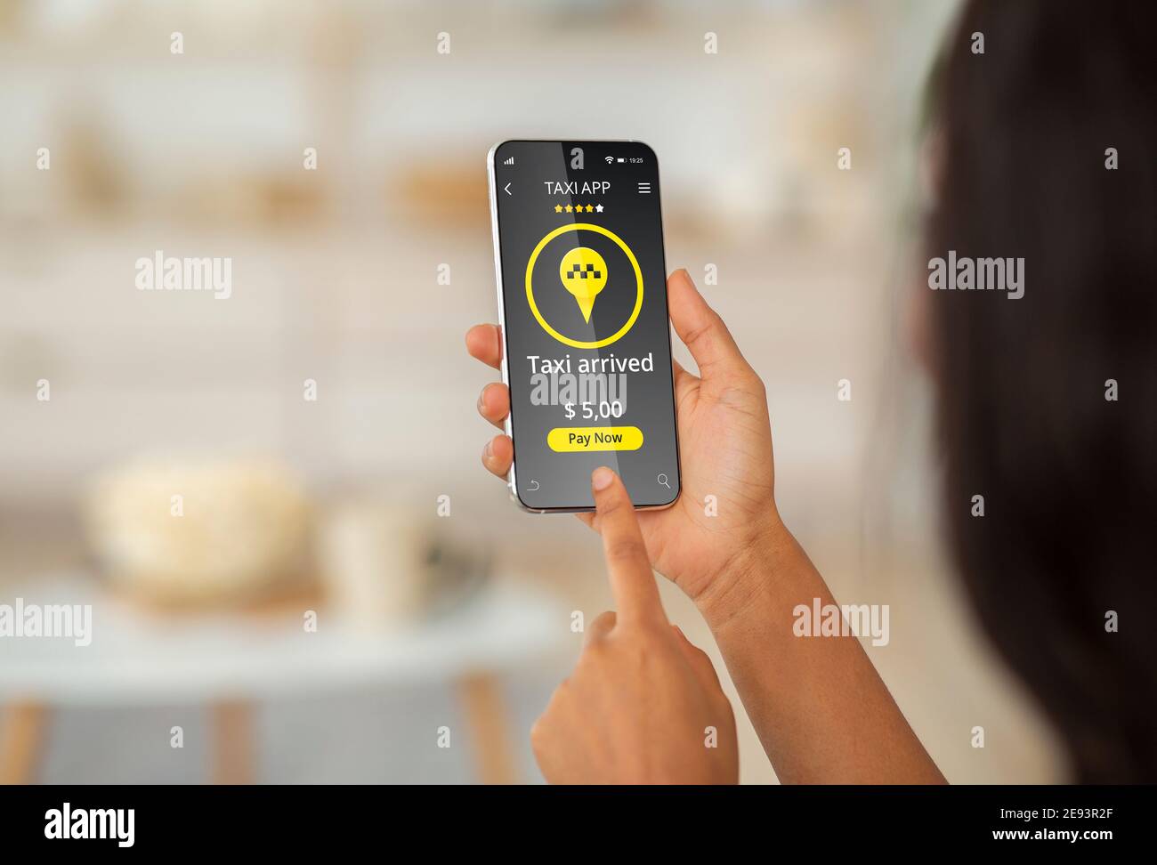 Gros plan de la femme noire utilisant l'application mobile de réservation de taxi, payant pour le trajet en voiture de la maison. Application de service de transfert de ville Banque D'Images