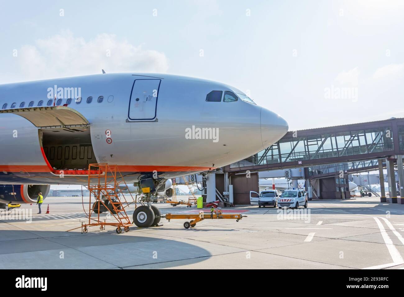 Service de contrôle en amont, de l'entretien des aéronefs, des bagages est en cours de chargement dans le coffre de l'avion à l'aéroport. Banque D'Images