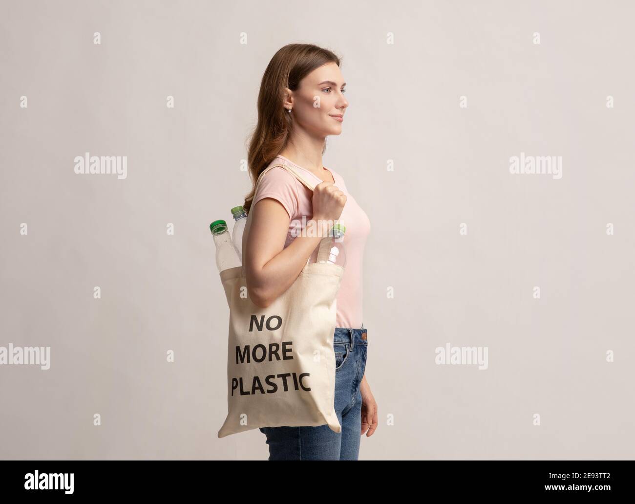 Femme activiste écologique marchant avec sac fourre-tout sans plus Inscription en plastique Banque D'Images