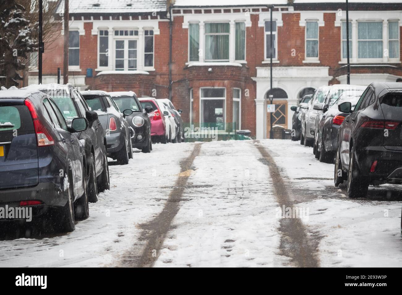 La neige couvre les voitures garées et les routes autour de la zone d'extrémité de Crouch Alors que la capitale, Londres fait l'expérience d'une couverture de neige rare Banque D'Images