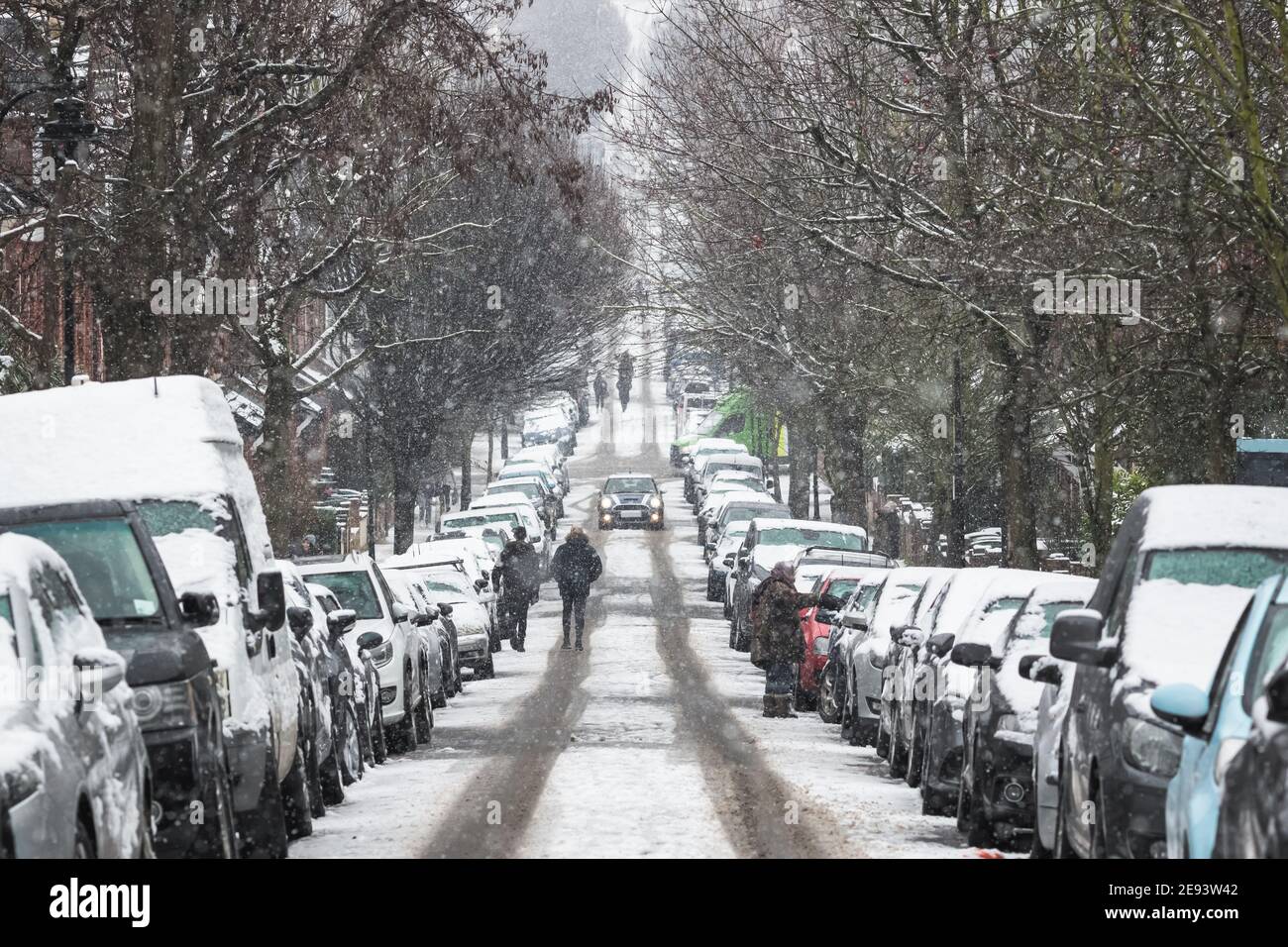 La neige couvre les voitures garées et les routes autour de la zone d'extrémité de Crouch Alors que la capitale, Londres fait l'expérience d'une couverture de neige rare Banque D'Images