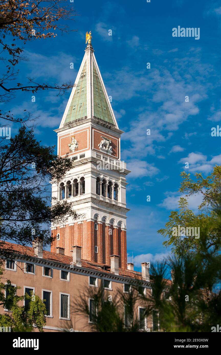 St Mark's Campanile est le clocher de la Basilique St Marc à Venise, Italie Situé dans la Piazza San Marco. Banque D'Images