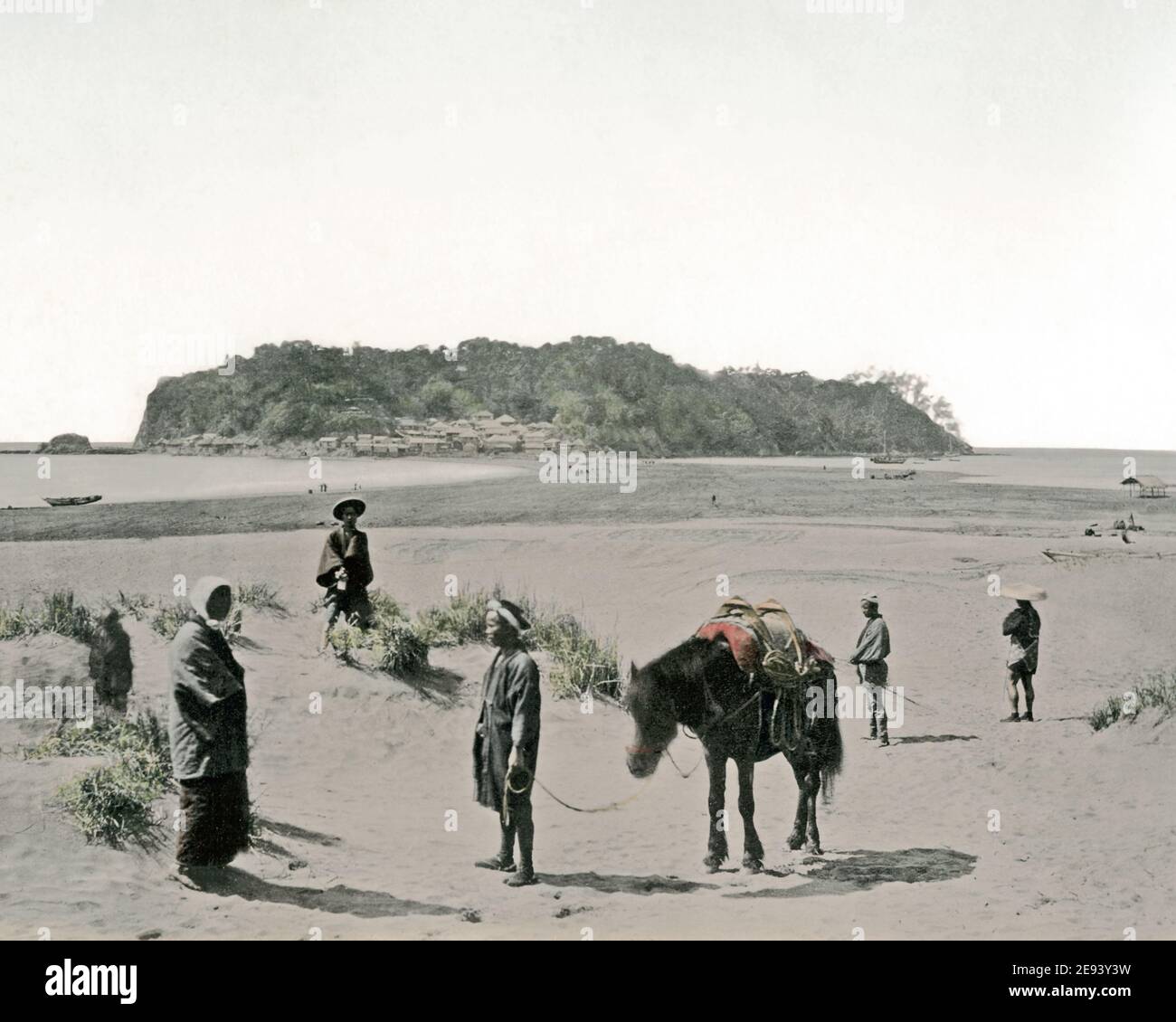 Photographie de la fin du XIXe siècle - personnes et chevaux sur la plage, Enoshima., Japon Banque D'Images