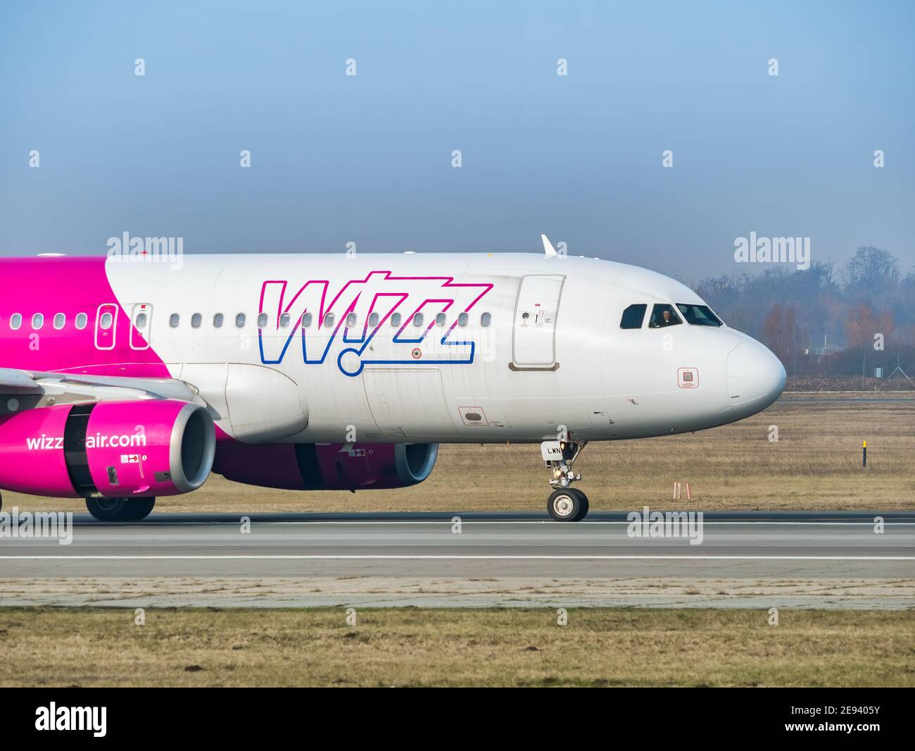 Otopeni, Roumanie - 01.23.2021 : un avion Wizz Air Airbus A320-232 (HA-LWN) sur la piste de l'aéroport international Henri Coanda. Banque D'Images