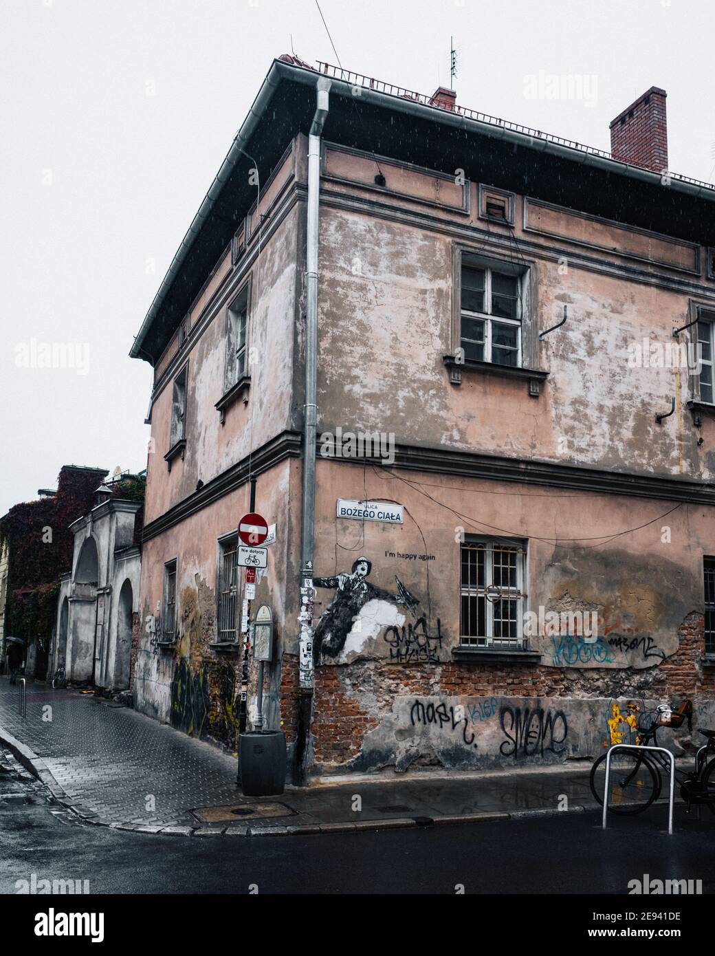 Chant dans la pluie - célèbre Graffiti à Cracovie en Pologne. Banque D'Images